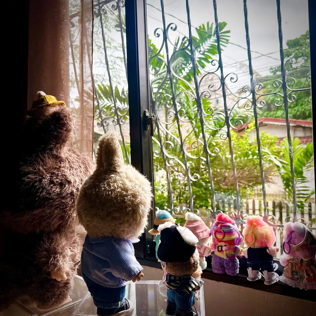 labubu waiting for v4 back view