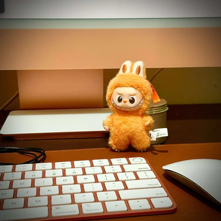 mini labubu pin for love J desktop