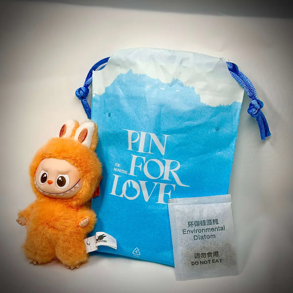 ラブブ LABUBU PIN FOR LOVE イニシャル J Labubu Pin for Love J: Pics and Prices for mini Labubu 
