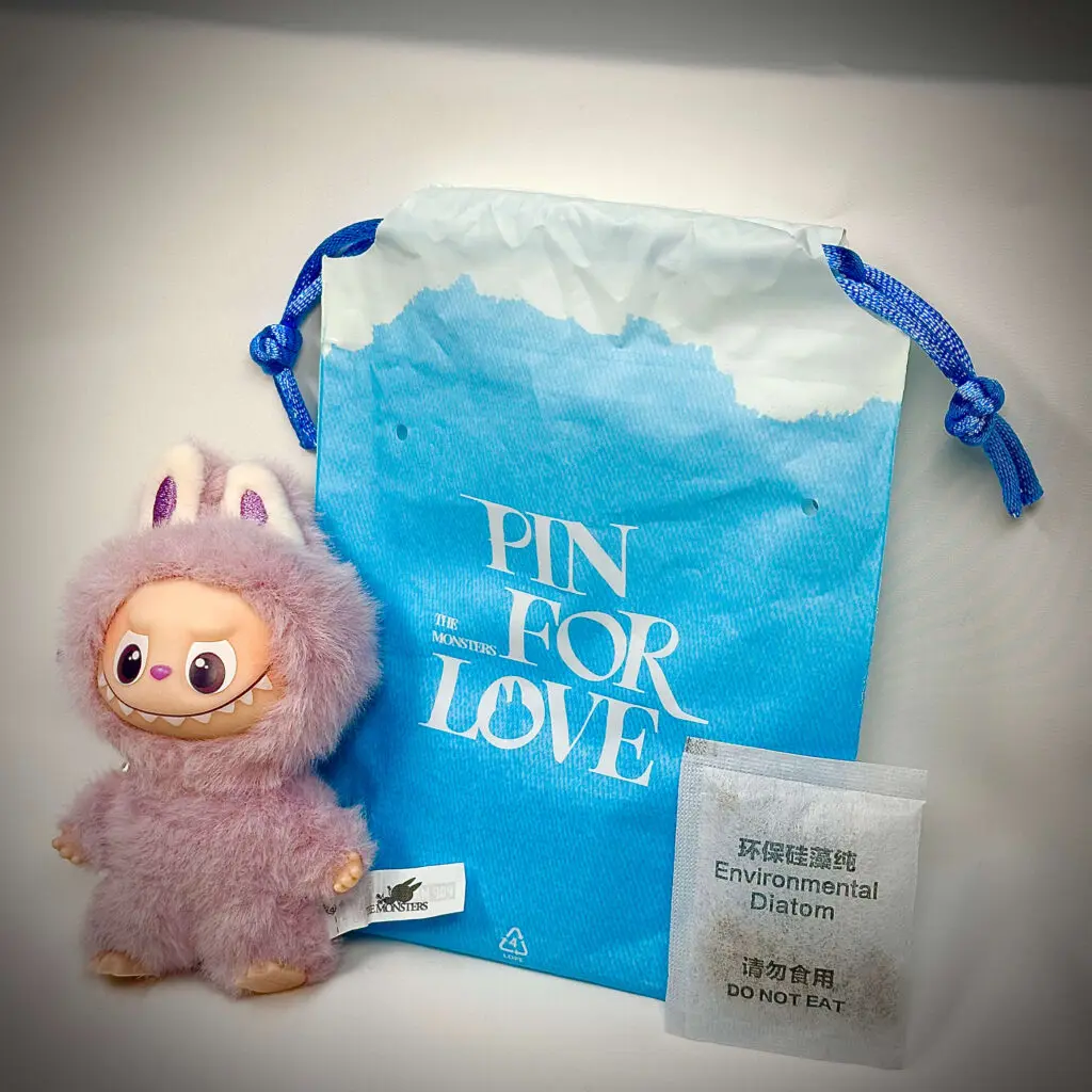 mini-labubu-pin-for-love-m-pouch