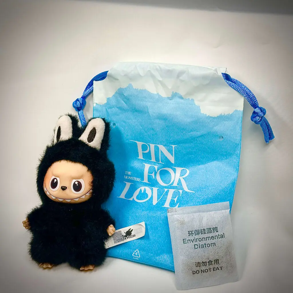 ラブブ LABUBU PIN FOR LOVE 【R】 Labubu Pin for Love R: Pics and Prices for mini Labubu 