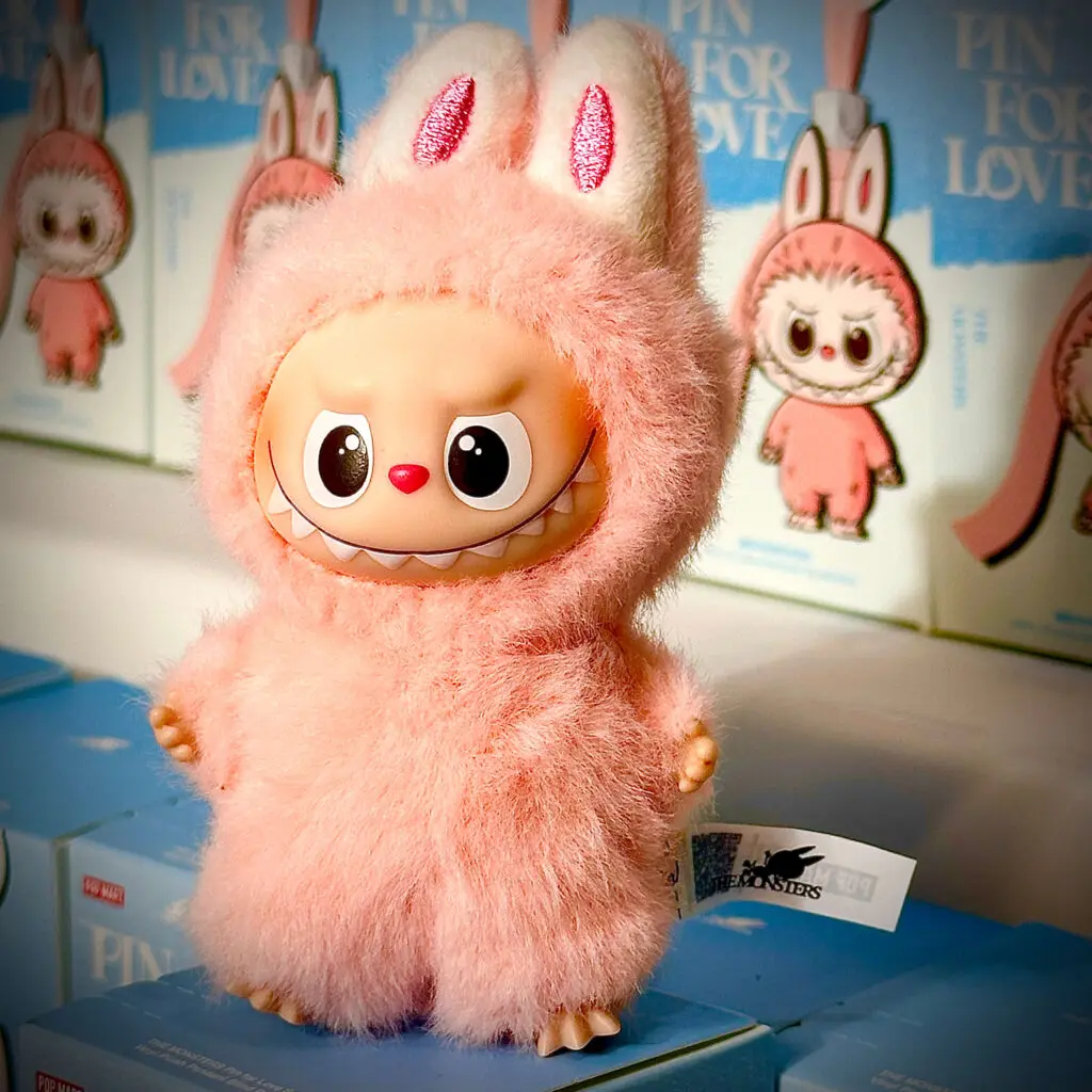 ラブブ LABUBU PIN FOR LOVE U Labubu Pin for Love U: Pics and Prices for mini Labubu 