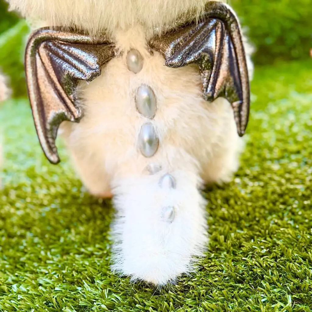 Zimomo Angel in Clouds closeup of spiked back, wing, and tail