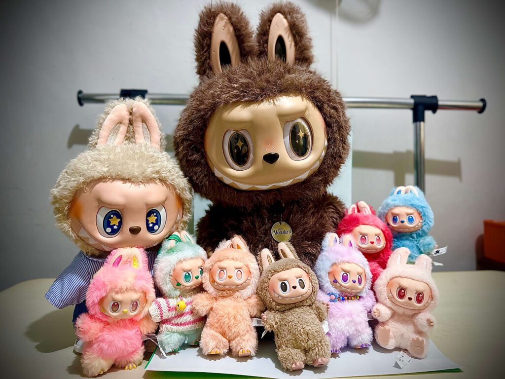 zimomo labubu group shot