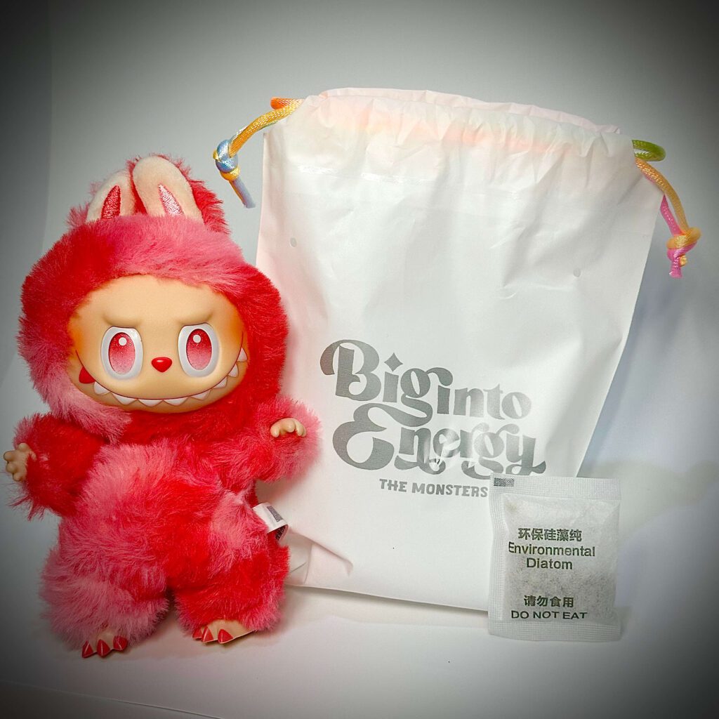 labubu big into energy love pouch