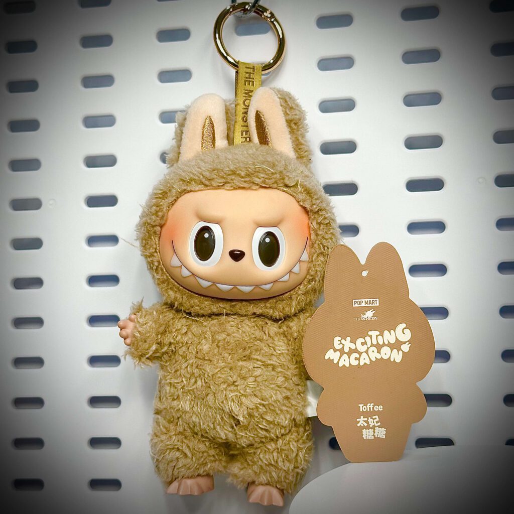 labubu exciting macaron toffee hung with name card