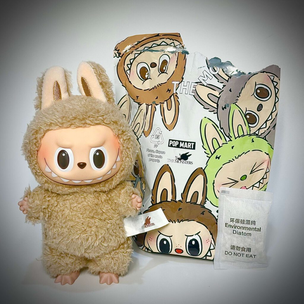 labubu exciting macaron toffee pouch