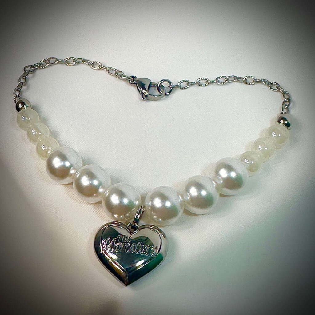 rock the universe labubu necklace edge