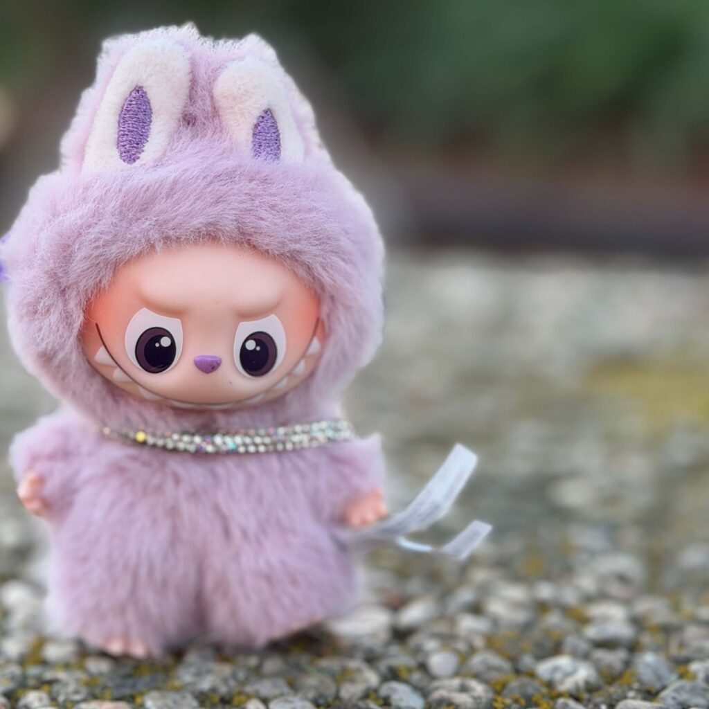 233【新品】labubu PIN FOR LOVE(V) ケース＆服付き Mini Labubu Pin for Love: See Detailed Photos Before You Buy